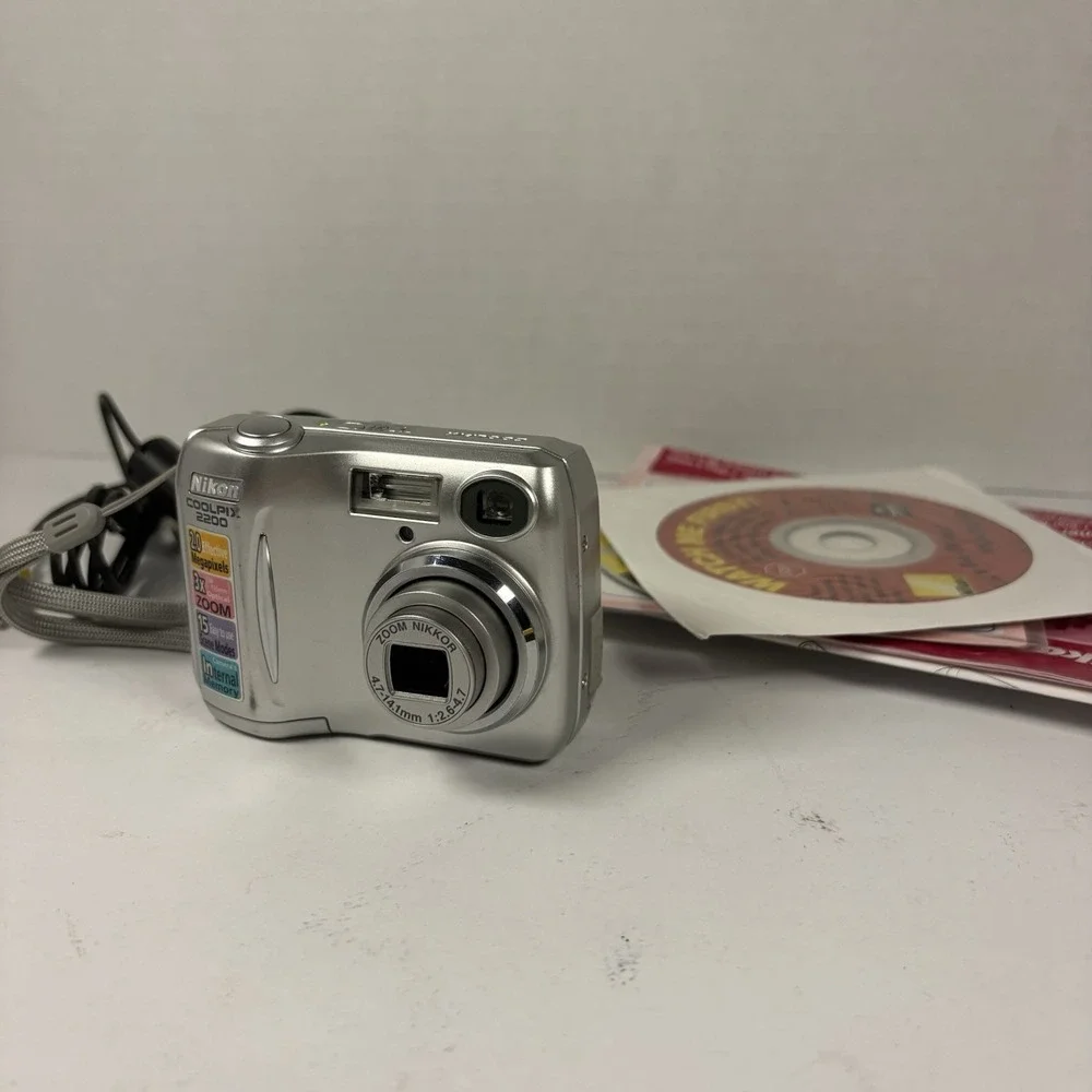 Nikon CoolPix E2200 3.2MP Compact Digital Camera Zoom Silver Works! Retro Vtg